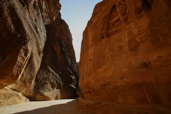 O Siq de Petra com suas belas rochas — Fotografia de Stock