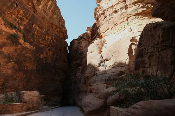 The Siq of Petra with its beautiful rocks — Stock Photo, Image