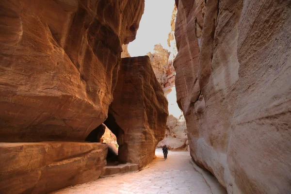 De Siq van Petra met zijn prachtige rotsen — Stockfoto