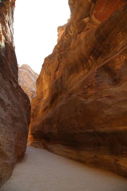 Gün ortası ışıkları Petra 'nın Siq' ine nüfuz ediyor.