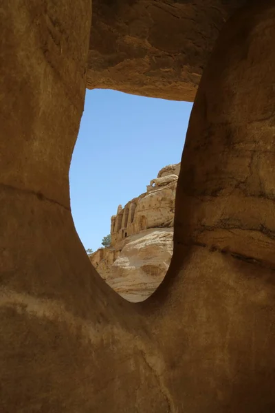 Vista através de uma janela na rocha do Túmulo do Obelisco em Petra — Fotografia de Stock