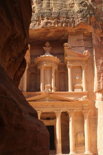 La facciata del Tesoro nell'antica città di Petra — Foto Stock