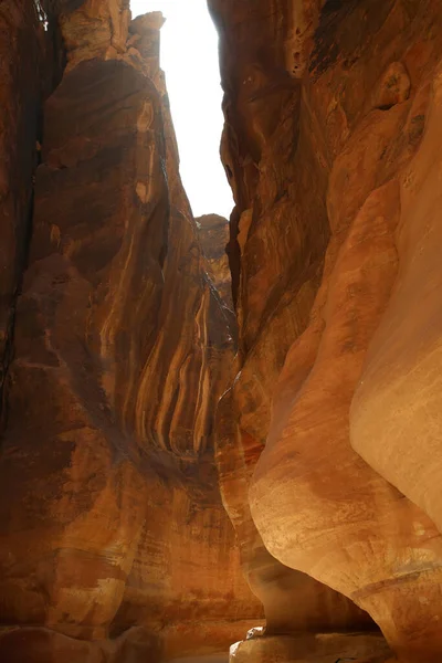 As luzes do meio-dia penetram no Siq de Petra — Fotografia de Stock