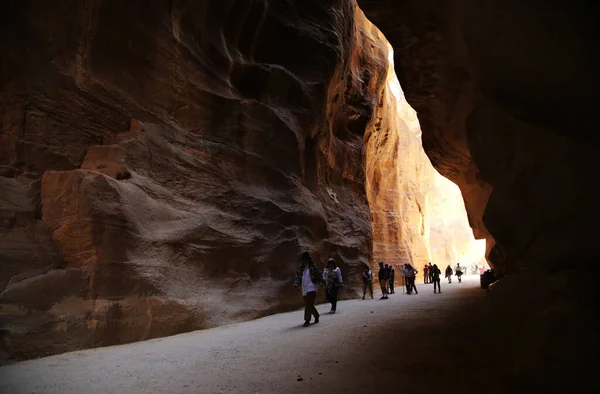 As luzes do meio-dia penetram no Siq de Petra — Fotografia de Stock