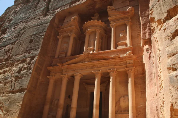 La facciata del Tesoro nell'antica città di Petra — Foto Stock