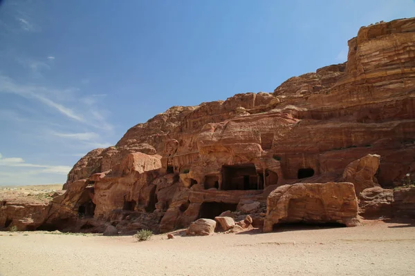 Antiche grotte nella storica città di Petra — Foto Stock