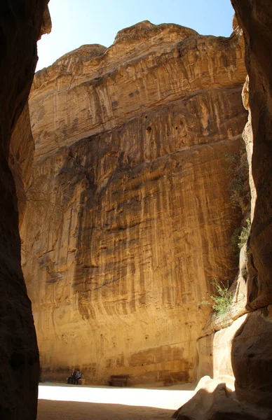 Les lumières de midi pénètrent le Siq de Petra — Photo