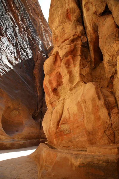 As luzes do meio-dia penetram no Siq de Petra — Fotografia de Stock