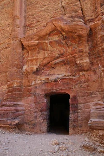 I colori della roccia adornano la porta di un tempio a Petra — Foto Stock
