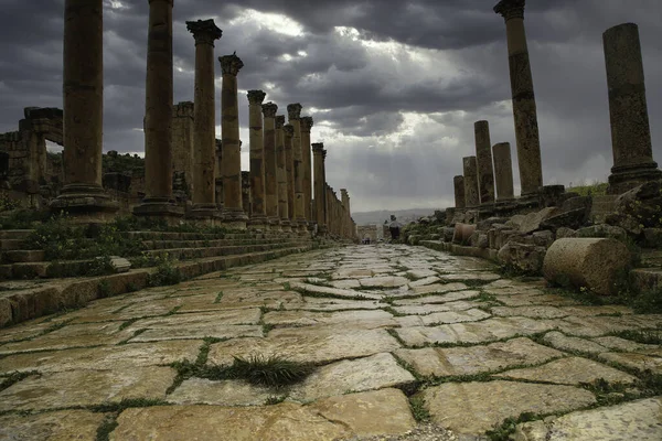 Το Cardo Maximus της αρχαίας ρωμαϊκής πόλης Jerash — Φωτογραφία Αρχείου