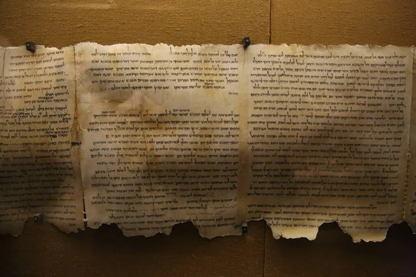 Qumran 'daki Ölü Deniz Parşömenlerinin Kopyası