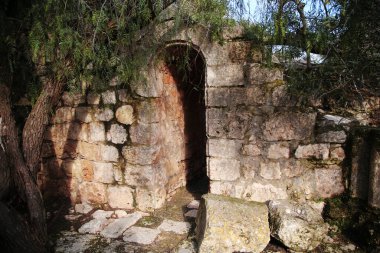 Dönüşüm Tepesi 'ndeki eski manastırın kalıntıları.