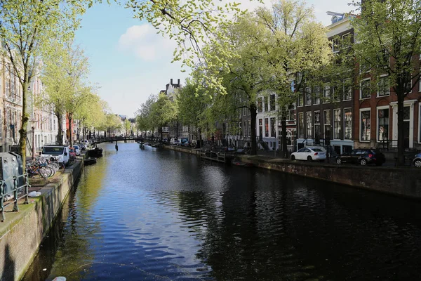 Один из традиционных каналов Амстердама — стоковое фото