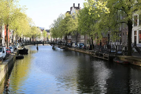 Jeden z tradycyjnych kanałów miasta Amsterdam — Zdjęcie stockowe