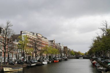 Amsterdam 'daki birçok Chanel' den biri görünüyor.