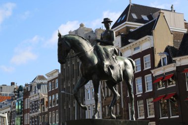 Amsterdam 'da Kraliçe Wilhelmina' nın Binicilik Heykeli