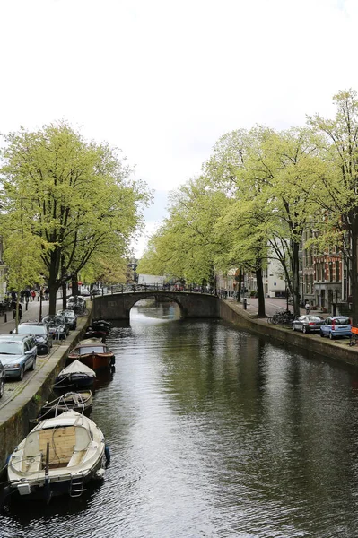 Вид на одну из многочисленных Chanels в городе Амстердам — стоковое фото