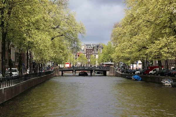 Uitzicht op een van de vele Chanels in de stad Amsterdam — Stockfoto