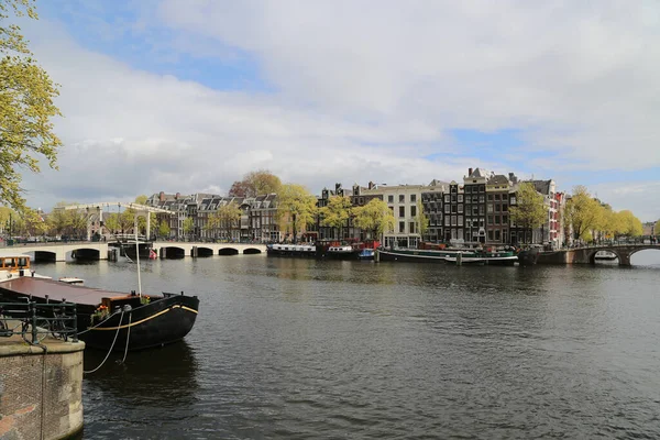 Один из красивейших каналов Амстердама — стоковое фото