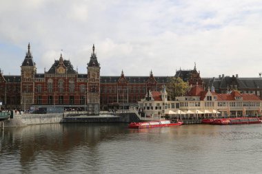 Amsterdam Merkez İstasyonu Kanalı 'ndan görüntü