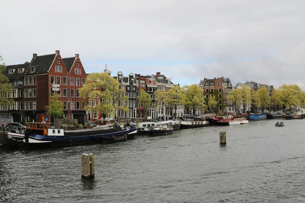 Een van de karakteristieke grachten van Amsterdam — Stockfoto