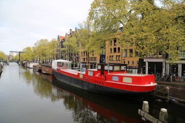 Amsterdam şehrinin karakteristik kanallarından biri.