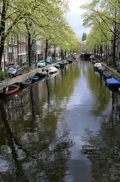 One of the characteristic canals of the city of Amsterdam — Stock fotografie