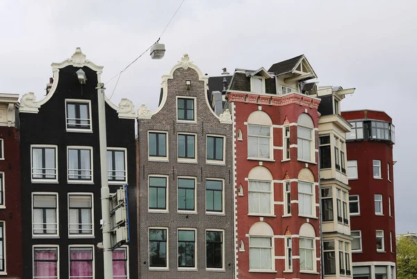 Las casas típicas de la ciudad de Amsterdam — Foto de Stock