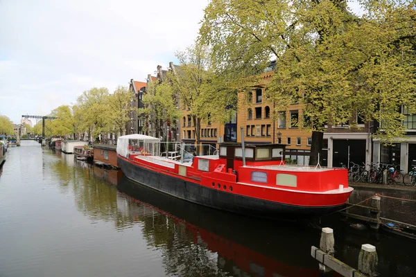 Einer der charakteristischen Kanäle der Stadt Amsterdam — Stockfoto