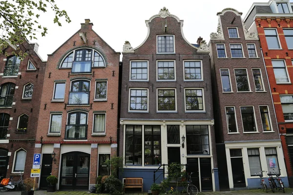 Las casas típicas de la ciudad de Amsterdam — Foto de Stock