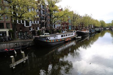 Amsterdam şehrinin karakteristik kanallarından biri.