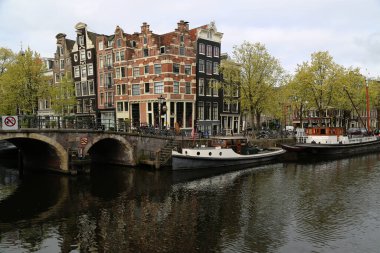 Amsterdam şehrinin karakteristik kanallarından biri.
