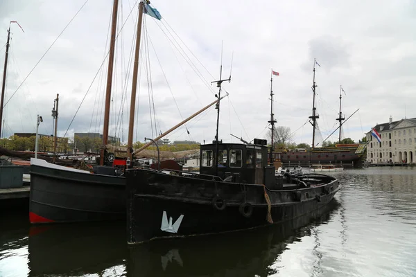 National Maritime Museum med sina gamla förtöjda fartyg runt den — Stockfoto