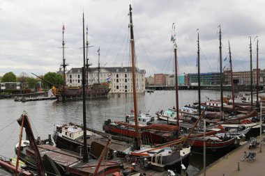 Çevresinde antik demirli gemileriyle Ulusal Denizcilik Müzesi
