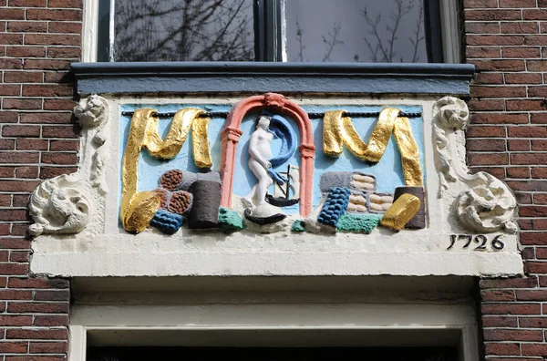 Прикраси на дверях будинку в Амстердамі. — стокове фото