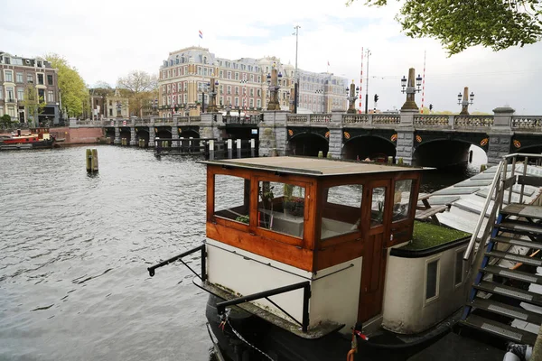 En av Amsterdams karakteristiska kanaler — Stockfoto