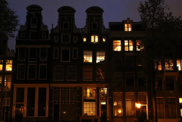 De stadslichten van Amsterdam in de nacht — Stockfoto