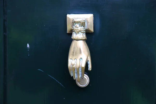 Un frappeur de porte en laiton antique — Photo