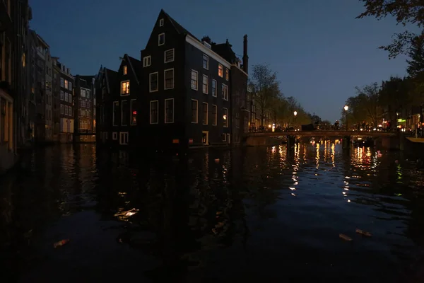 De stadslichten van Amsterdam in de nacht — Stockfoto