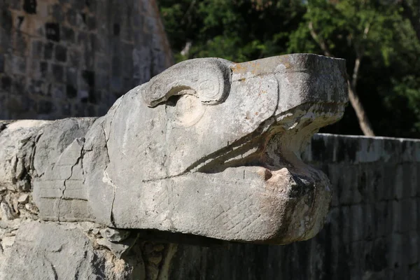 Decoração de um dos edifícios em Chichen Itza — Fotografia de Stock