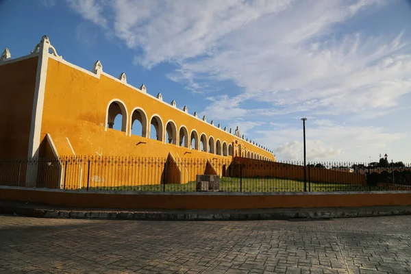 Velký klášter de San Antonio de Padua v Izamalu v Mexiku — Stock fotografie