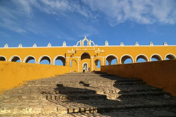 El gran convento de San Antonio de Padua en Izamal, México — Foto de Stock