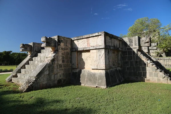 Platform of the Jaguars and Eagles in Chichen Itza — Stock Photo, Image
