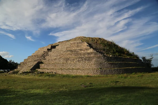 Majestátní mayská pyramida, Kinich kak Moo, v Izamalu — Stock fotografie