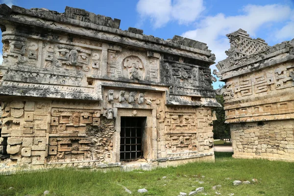 Chichen Itza Arkeoloji Parkı 'ndaki manastır.