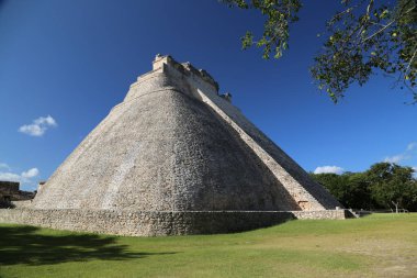 Uxmal, Meksika 'daki Kâhinler Piramidi
