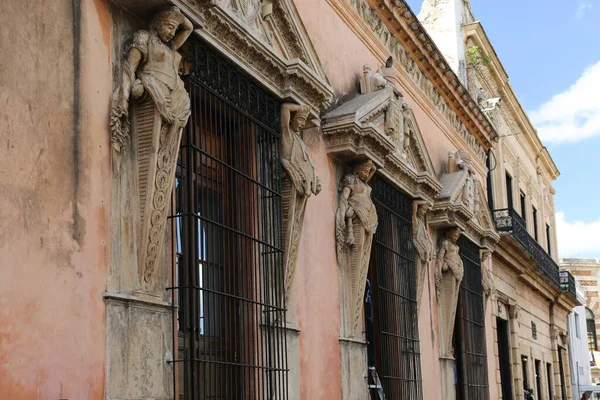 Edifícios coloniais na cidade de Merida, México — Fotografia de Stock