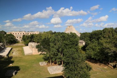 Uxmal, Meksika arkeoloji parkının genel görünümü