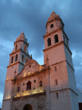 Campeche, Meksika Katedrali 'nin gece manzarası.