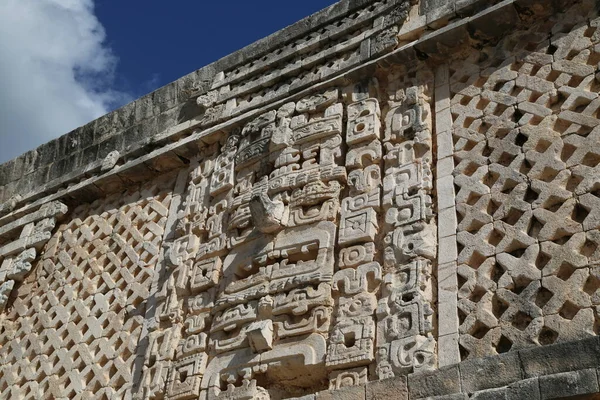 Detalhes arquitetônicos no parque arqueológico de Uxmal, México — Fotografia de Stock